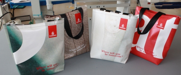 Bild 5 Emirates Megaposter wird zu Tasche recycelt Credit Emirates580x241 - Vom Megaposter zur Posterbag